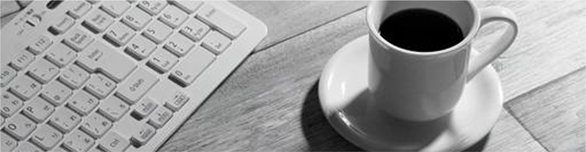 モノクロ調で撮影された、作業中のコーヒーブレイクを連想させる構図
